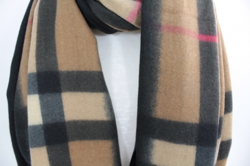 zoom sur cette écharpe douce en laine viscose et coton couleur camel, accessoire de mode femme à Lyon