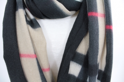zoom sur cette écharpe en laine, viscose et coton couleur beige, noire et rose, accessoires de mode femme à Lyon