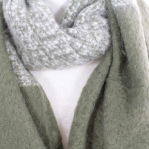 zoom sur cette écharpe douce en laine viscose couleur kaki, accessoire de mode féminin à Lyon