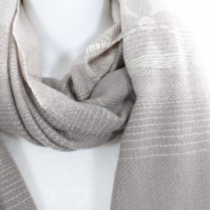 zoom sur cette écharpe en laine, viscose et coton couleur taupe, accessoire de mode féminin à lyon