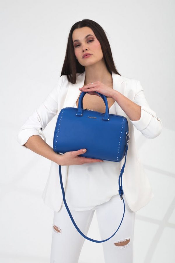 look avec sac à main bleu, accessoires de mode pour femmes à Lyon.Bijoux, montres, écharpes...