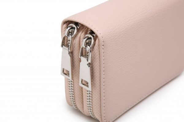 zoom côté petit portefeuille rose, accessoire de mode pour femmes à Lyon, bijoux, montres, écharpes...