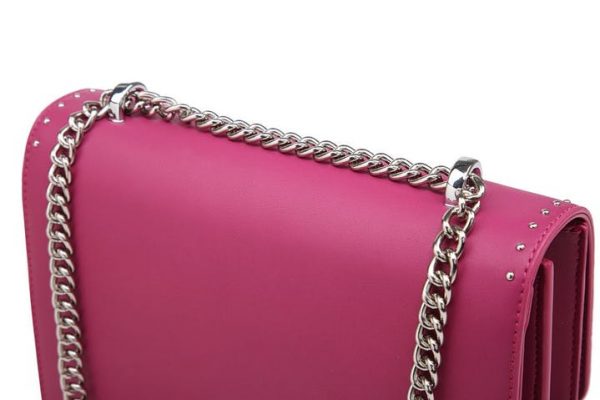 zoom vue dessus sac bandoulière stylé couleur fuchsia, accessoire de mode pour femmes à Lyon, bijoux, montres, écharpes....
