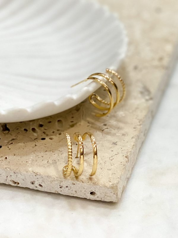 zoom petites boucles d'oreilles dorées en acier inoxydable, bijoux et accessoires de mode pour femmes à Lyon
