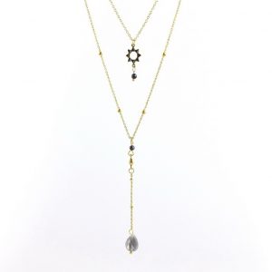 zoom sautoir collier multi-chaînes doré avec perles noires et pierre bleue, accessoires de mode pour femmes à Lyon