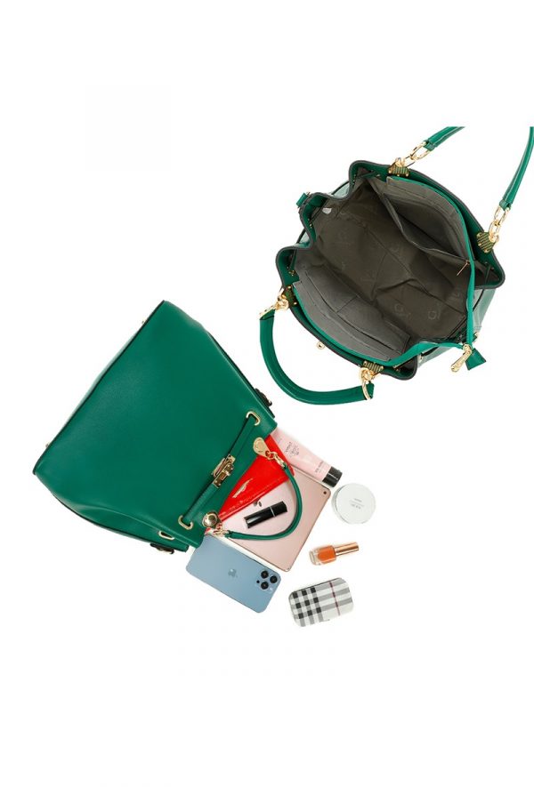Intérieur de ce sac bandoulière vert sapin gallantry, accessoires de mode femme et bijoux à Lyon